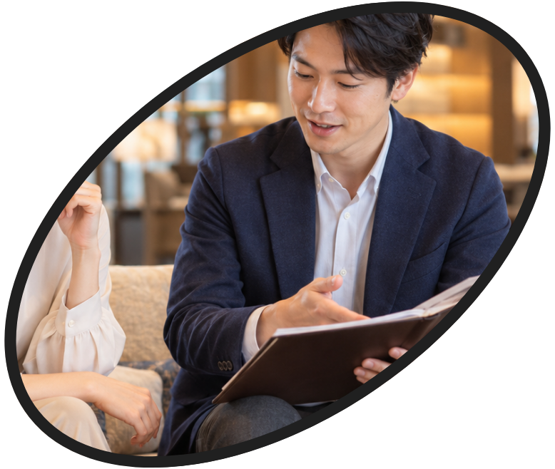求人企業の担当者と打ち合わせをするバイキャリのスタッフ